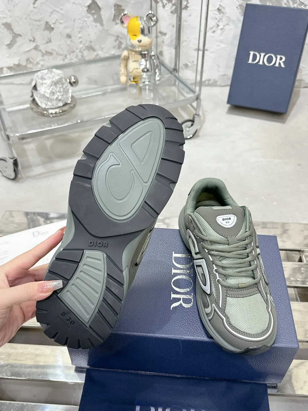 Men's men's shoes 💰600❤️❤️❤️High version Dior Dior's latest color matching B30 series reflective dad sneakers original 17380💰 purchased for development and production Brand new B30 sneakers Dad Shoes style shoes that follow the trend of the retro market The Dior logo on the tongue also indicates that this pair of shoes is the B30 model! B30 uses fine-textured leather and mesh cloth materials to form a shoe body. There are conspicuous letters CD on both sides of the shoe body to indicate identity. Many lines on the shoe body outline details to make the shoes look less monotonous and full of retro flavor. The delivery counter is exquisitely packaged🛍📦 ▪️Fabric: Original customized technical fabric + mesh ▪️Inner lining: Customized breathable lining ▪️Outsole: Original molded IP foam + TPU outsole ▪️Sole thickness: 3.5CM ▪️Size: Women’s size 35-40 / Men’s size 39-46